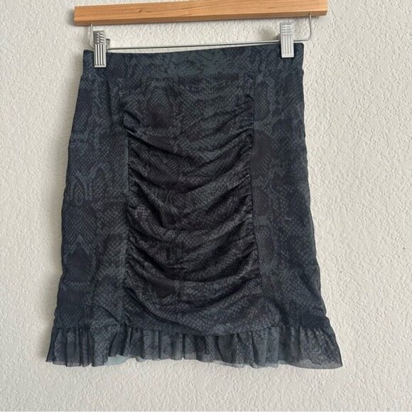Free People Romi Mesh FabricationRuching Green Animal Mini Skirt Size XS - Picture 2 of 10